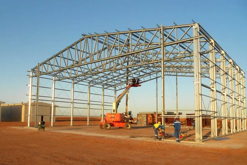 Bouwproces van fabrieksgebouwen van staalconstructies